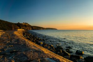 Urlaub im August: Sonnenuntergang am Strand