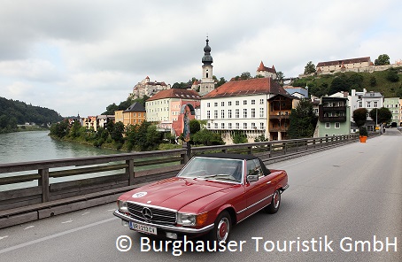 Alte Brücke Burghausen mit Auto